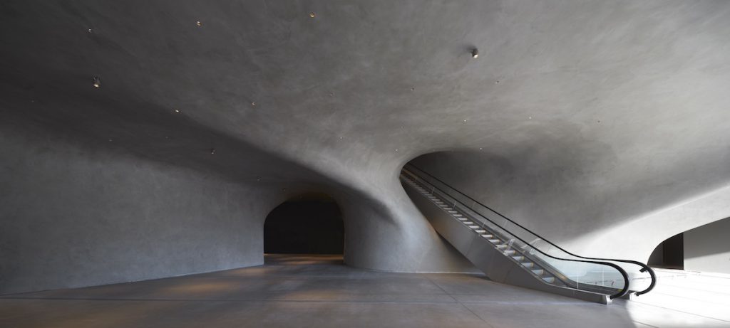 The Broadin aula ja liukuportaat. Photo by Hufton + Crow, courtesy of The Broad and Diller Scofidio + Renfro